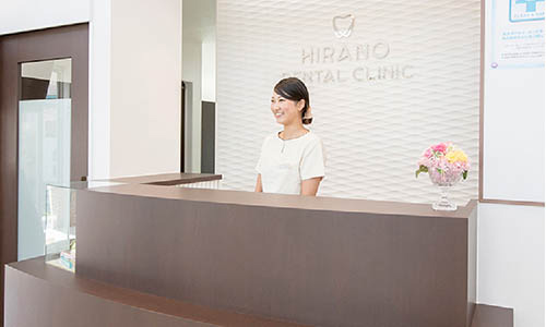 いつも笑顔で皆さまをお迎えする受付 イメージ